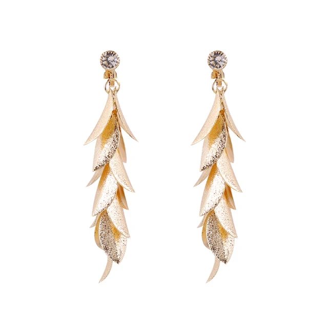 눈부신 반짝이와 고전적인 매력의 금속 잎 클립 귀걸이