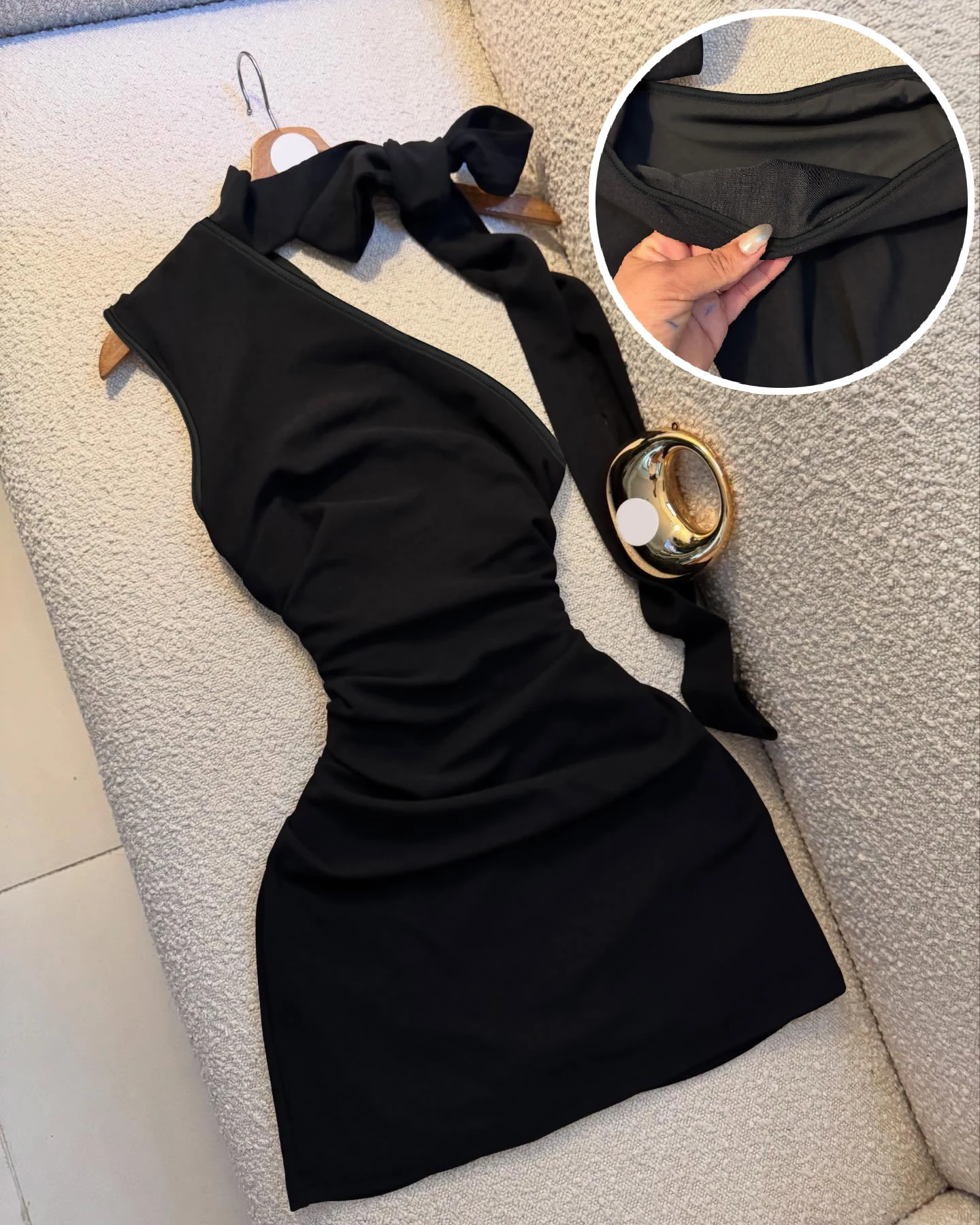 Robe noire asymétrique à col halter avec nœud, plissée et ajustée, courte, idéale pour les sorties quotidiennes et attirant l'attention, une petite robe noire sexy pour les rendez-vous