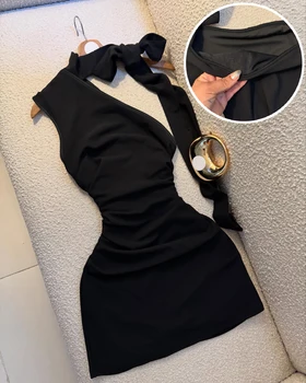 Robe noire asymétrique à col halter avec nœud, plissée et ajustée, courte, idéale pour les sorties quotidiennes et attirant l'attention, une petite robe noire sexy pour les rendez-vous
