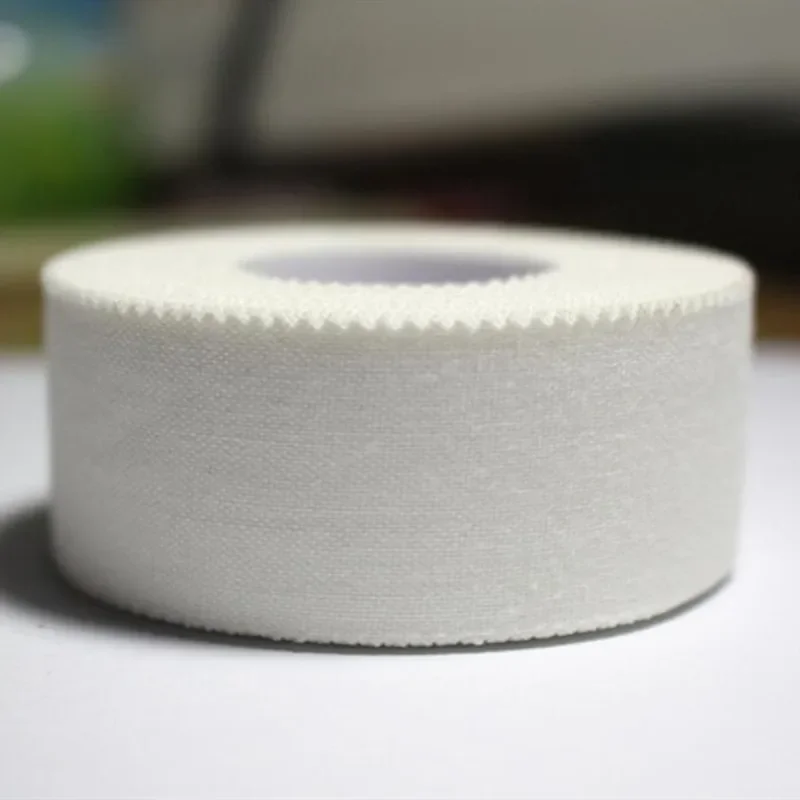 4 rotoli di nastro sportivo bianco (3,8 cm × 10 m), forte adesione, facilmente strappabile e delicato sulla pelle, perfetto per calcio, pallavolo e tutti gli sport