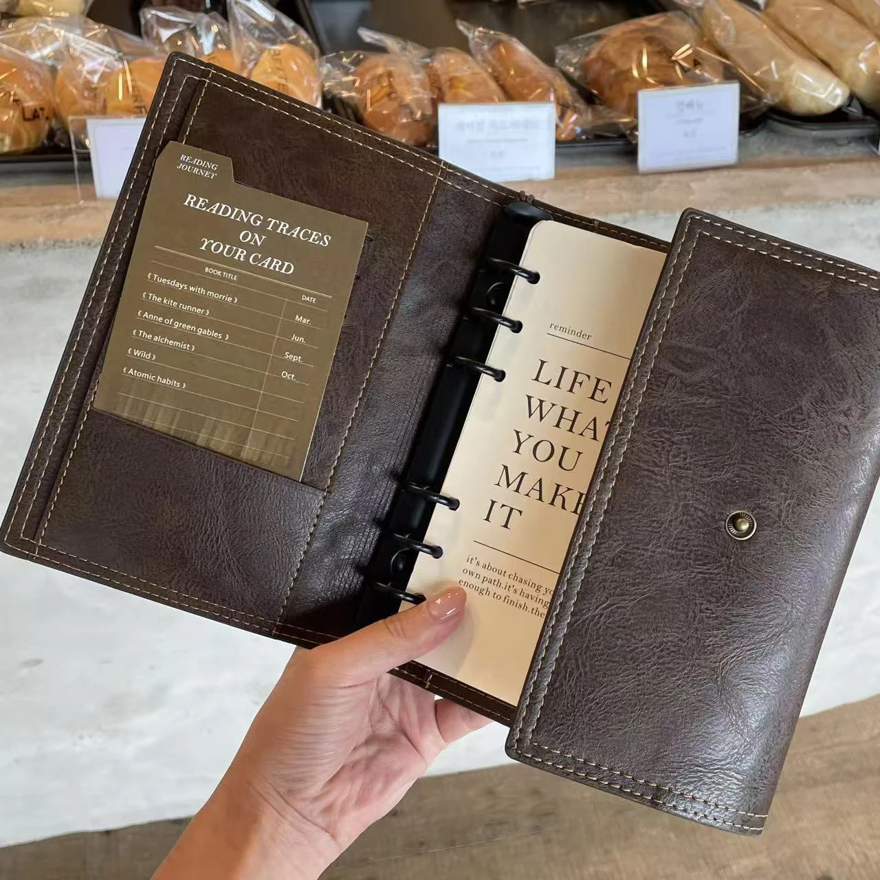 Retro braunes dreifach gefaltetes Loseblatt-Notizbuch im A6-Format, Reiseplan, Notizblock-Ordner aus PU-Leder – Detail 7