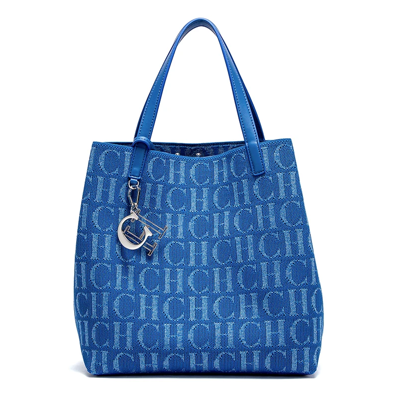 حقيبة كتف نسائية من علامة CH التجارية، تتميز بسعة...