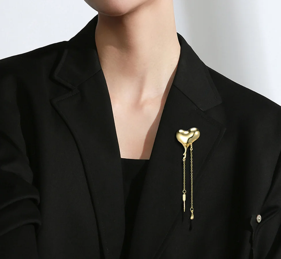 

2023 new trend Metal love tassel Brooch suit pin accessories Lapel pins brooch fashion jewelry for women