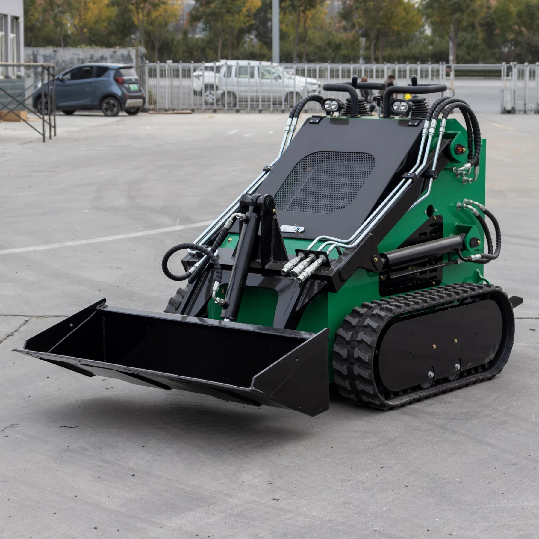 Мини-погрузчик с бортовым поворотом HTS380