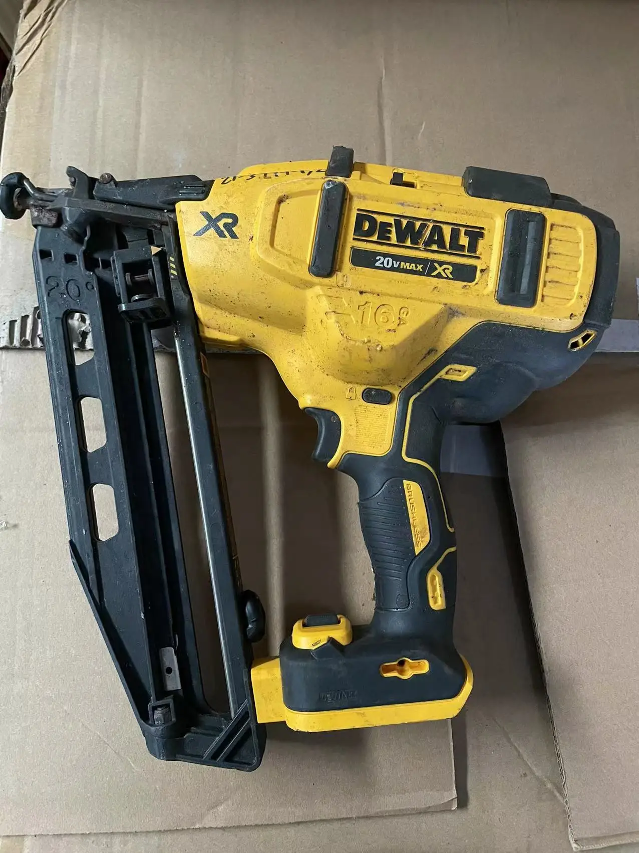 DeWalt DCN660N-XJ 18V XR BL 16GA Second Fix Angled Nailer,ONLY TOOL,SECOND HAND used dewalt dcn662n brushless 16ga straight fix nailer 20v only tool