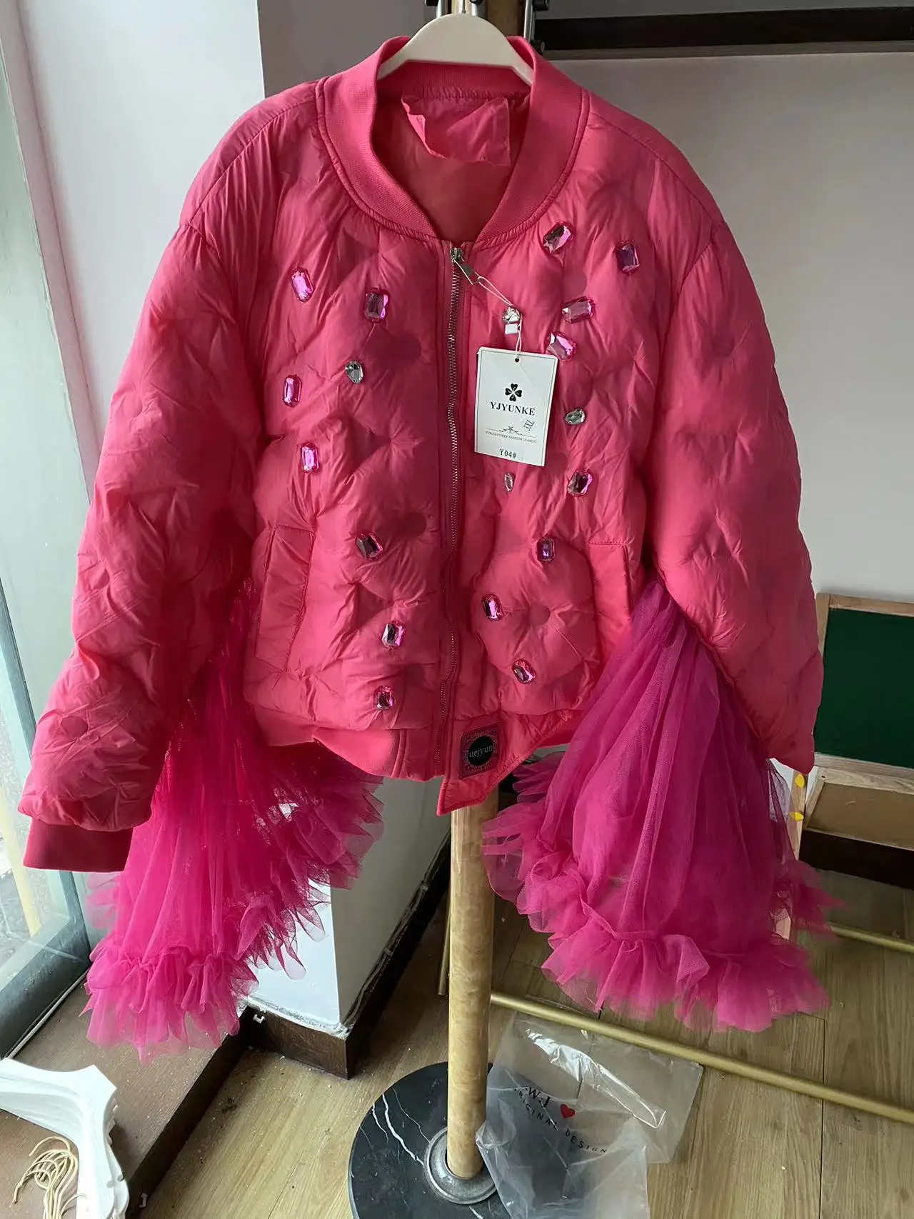 Pink Women Wadded Jacket 2022 New Winter Fashion Ruffles Mesh Patchwork Diamond Gemstone Long Sleeve Cotton-padded Coat