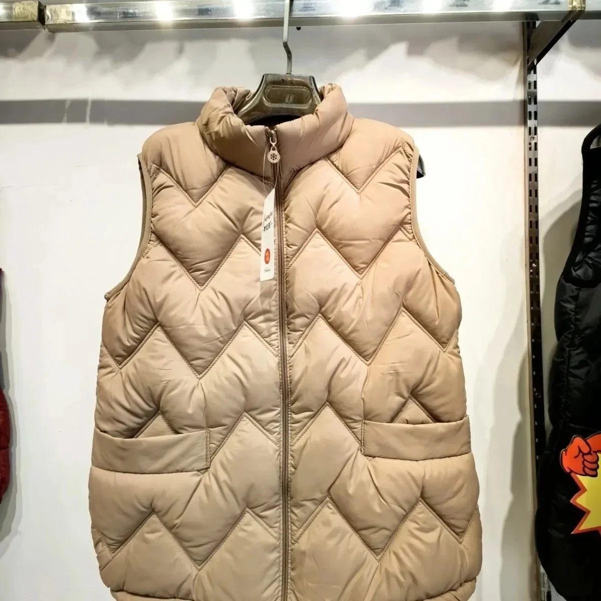 Light coffee color [corrugated down cotton vest]]