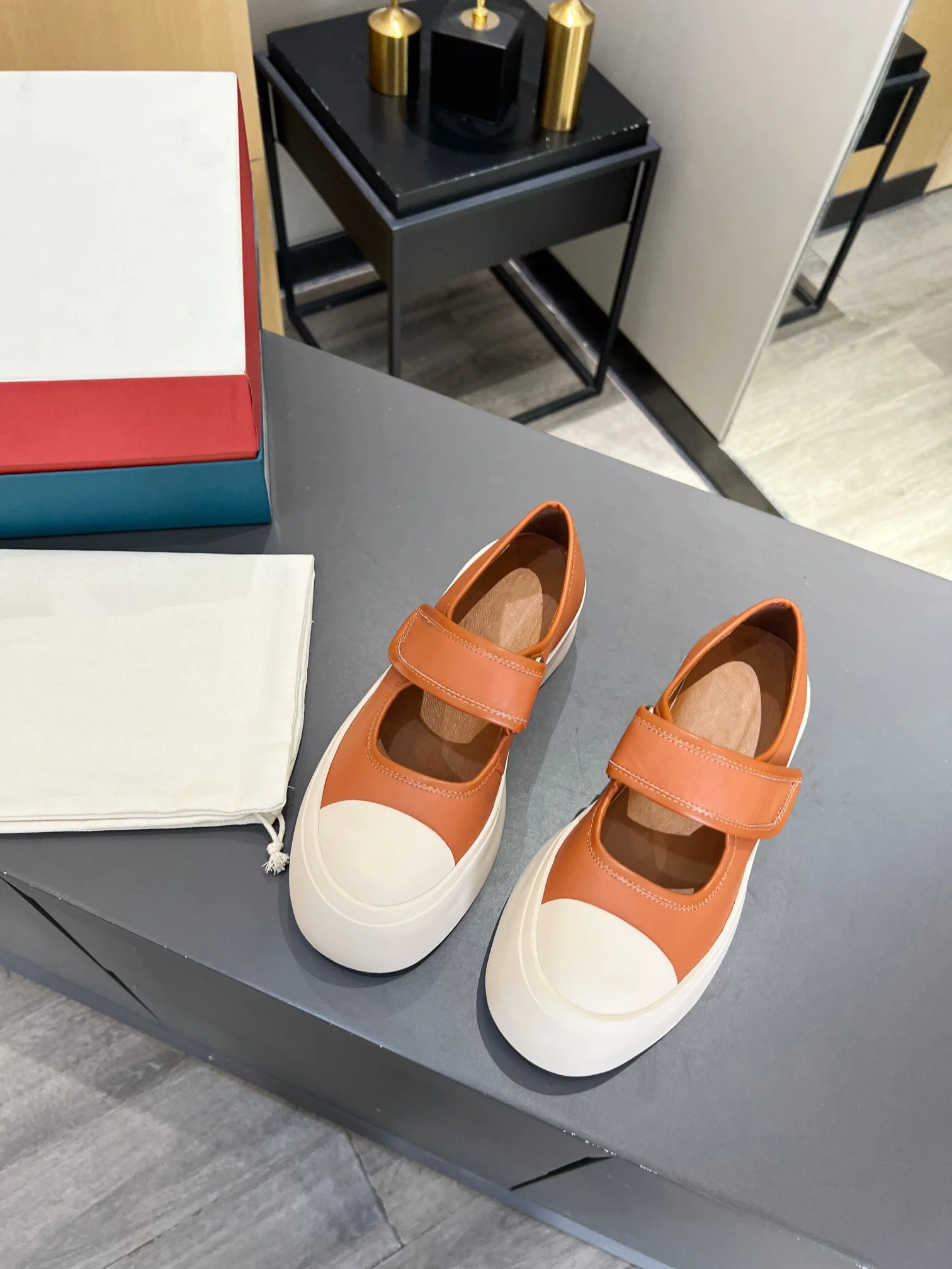 Thick soled round toe shallow mouth small white shoes Mary Jane women's shoes