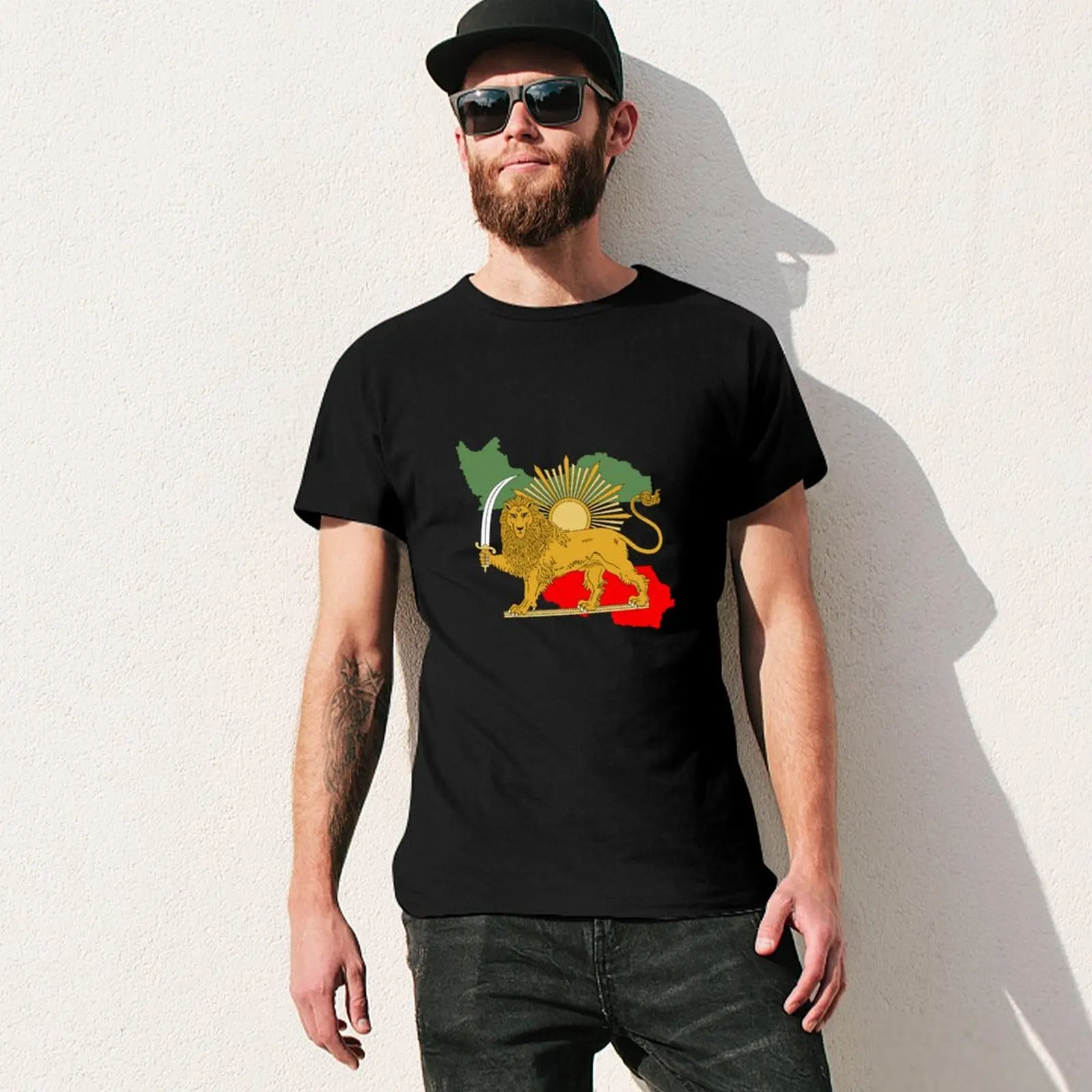 Vom Model getragenes T-Shirt