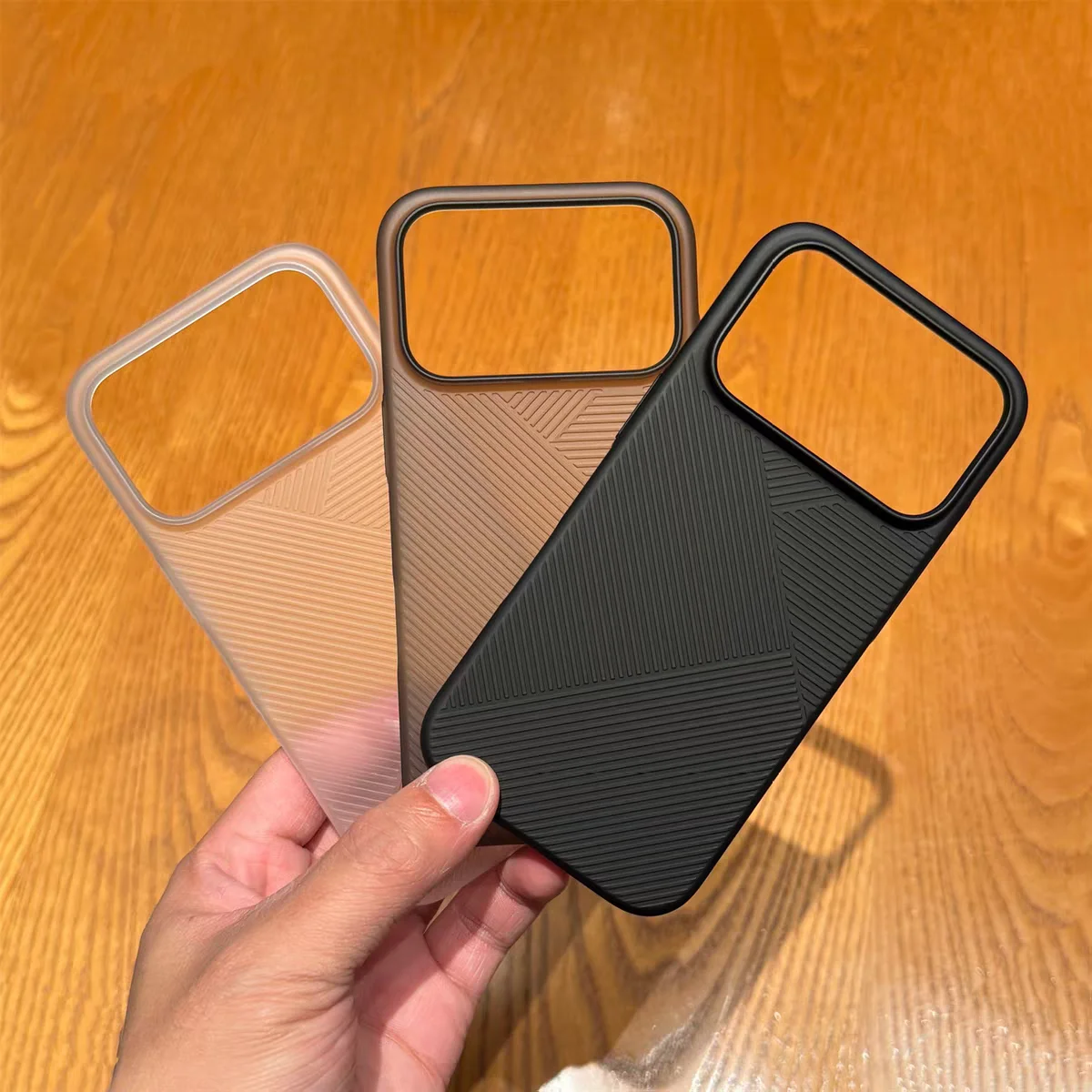 Luxuriöse matte, ultradünne Hülle mit geometrischer Textur für iPhone 17, 16, 15, 14 Pro Max, 17 Air – stoßfeste, durchscheinende Panzerhülle für Herren