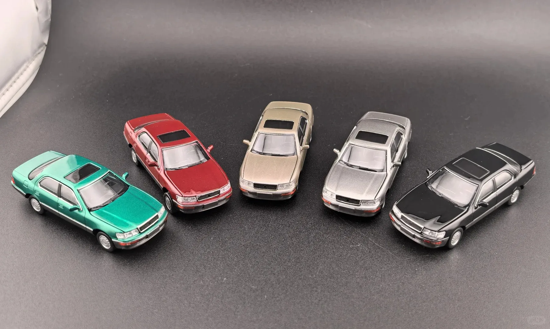 새로운 재고 있음 Fine Works 1:64 Lexus Ls400 (Ucf10) 합금 미니어처 다이캐스트 모델 Lexus Ls400 세단 자동차 모델 장난감 어린이 선물