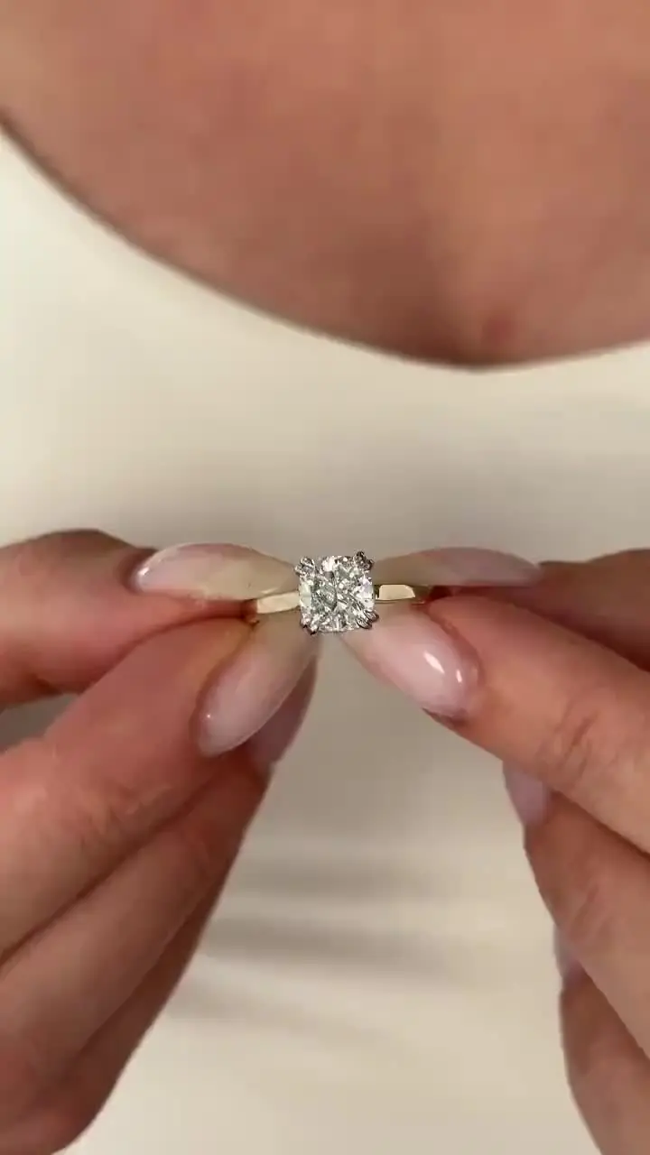 Обращенный в лаборатории бриллиант 2 карата Cushion Cut E Цвет VS1 Желтое золото 14 карат