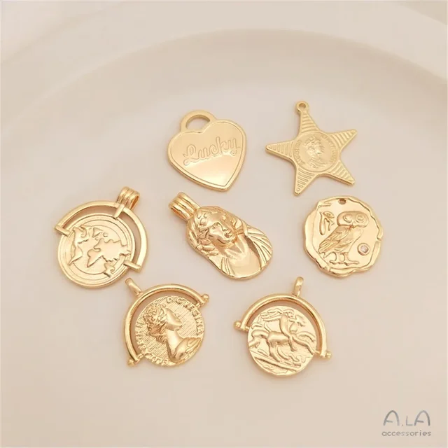 고전적인 매력의 화신: 14K 금화 여왕 초상화 사랑 모양 펜던트