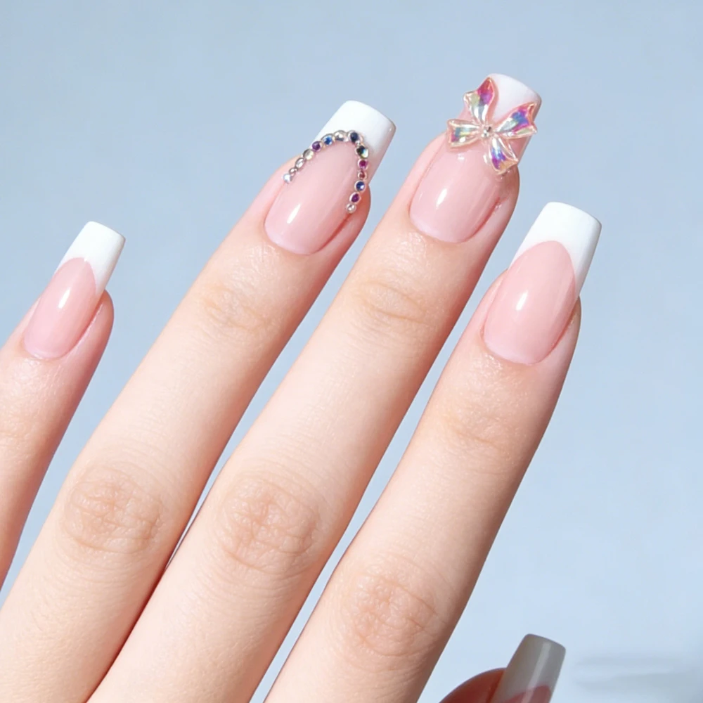 24개 반짝이는 다이아몬드 & 스윗 보우 프레스온 네일 미디움 스퀘어 화이트 프렌치 프레스온 네일 풀커버 아크릴 가짜 네일 팁 데코레이션