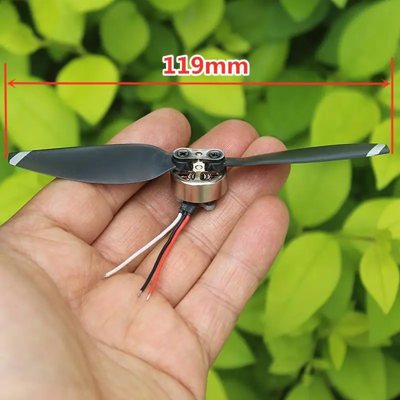 Gros plan sur le rotor du moteur sans balais 1503 2500KV pour drone FPV, avec pales en métal.