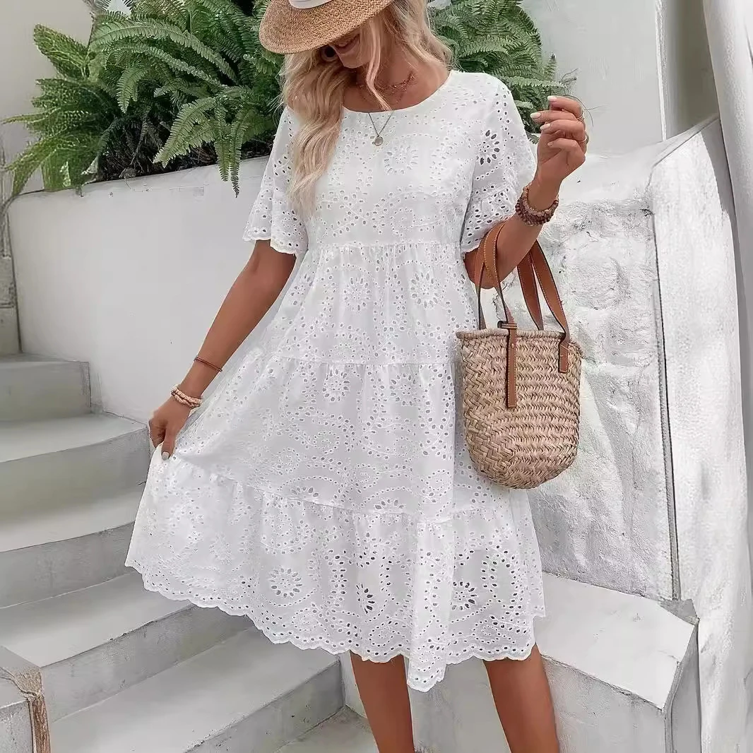 Robe midi blanche brodée à œillets pour femme, style bohème évidé, fluide, à volants superposés, décontractée, à manches courtes, pour l’été et la plage