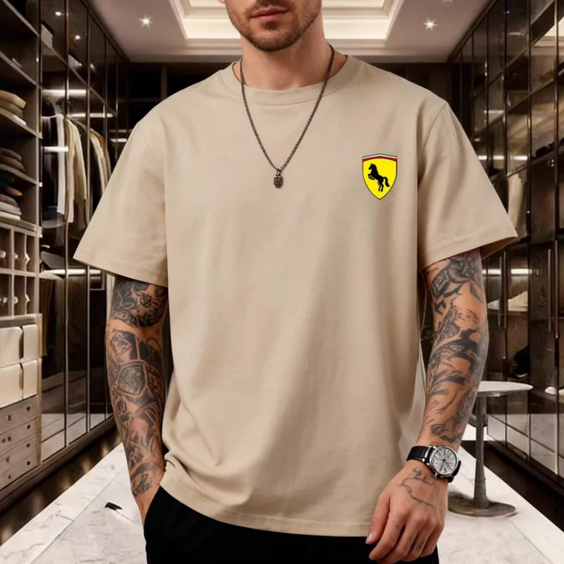 Herren-Freizeithemd im klassischen Stil mit dem aufgedruckten Logo des springenden Pferdeschilds, ein Gedenk-Kurzarmhemd für Autofans.