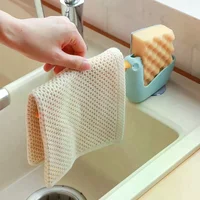 Ce support à vaisselle est un égouttoir d'évier et un support de rangement adapté aux cuisines et aux salles de bains 2