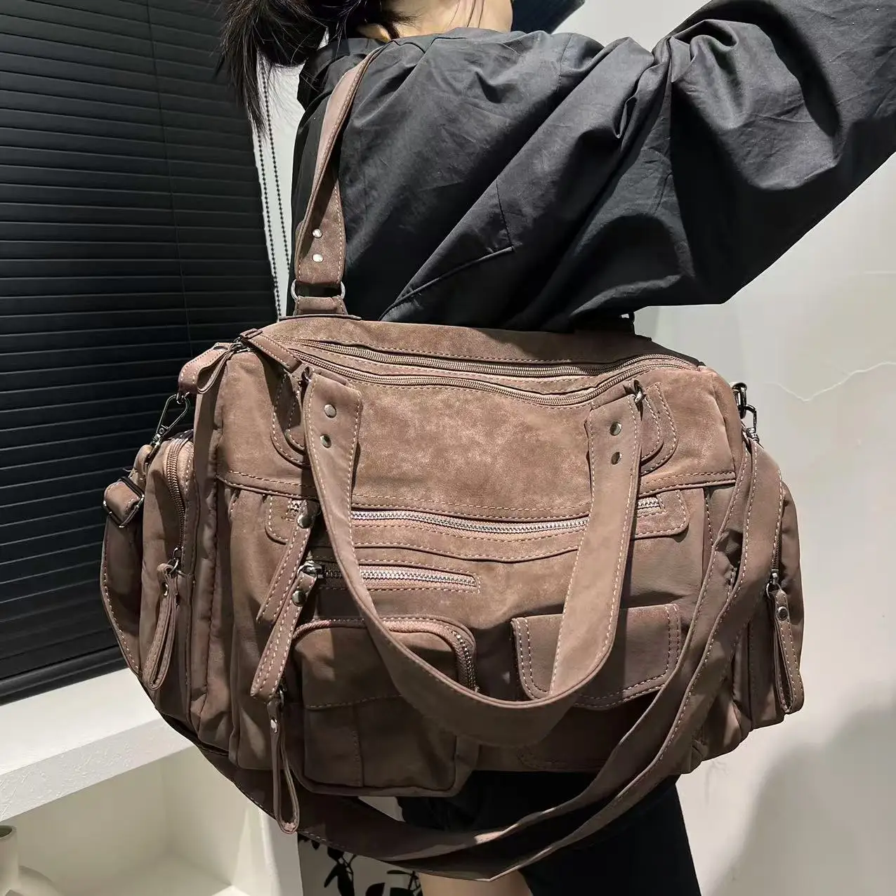 Damenmode Y2K Hot Girl Punk Motorradtasche Große Kapazität Multi Reißverschlusstasche Wildleder Einzelne Schulter Diagonal Cross Handtasche – Detail 13