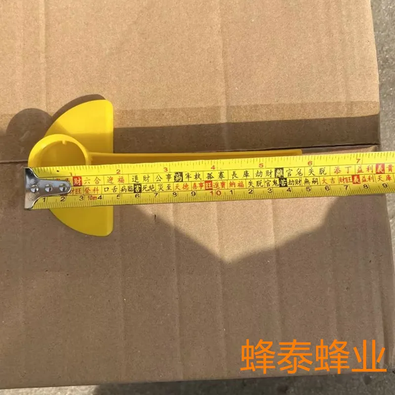 100PCS-Yellow-duck-billed-bee-nest-door-feeder-box-outer-nest-door-feeder-plastic-water-dispenser.jpg 100 db Sárga Kacsa Számlázott Méh Fészek Adagoló Doboz, Külső Fészekajtó -Adagoló, Műanyag Víz - Image 4