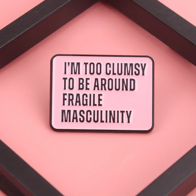 Clumsy feministische Satire Pin – Warnschild für zerbrechliche Männlichkeit in kräftiger Typografie