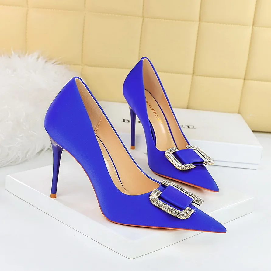 thumbnail image 1 of Zapatos de tacón alto de moda para banquetes con tacones finos, de boca poco profunda, puntiagudos, de satén, con botones de diamantes de imitación de metal para mujeres, 1 of 5