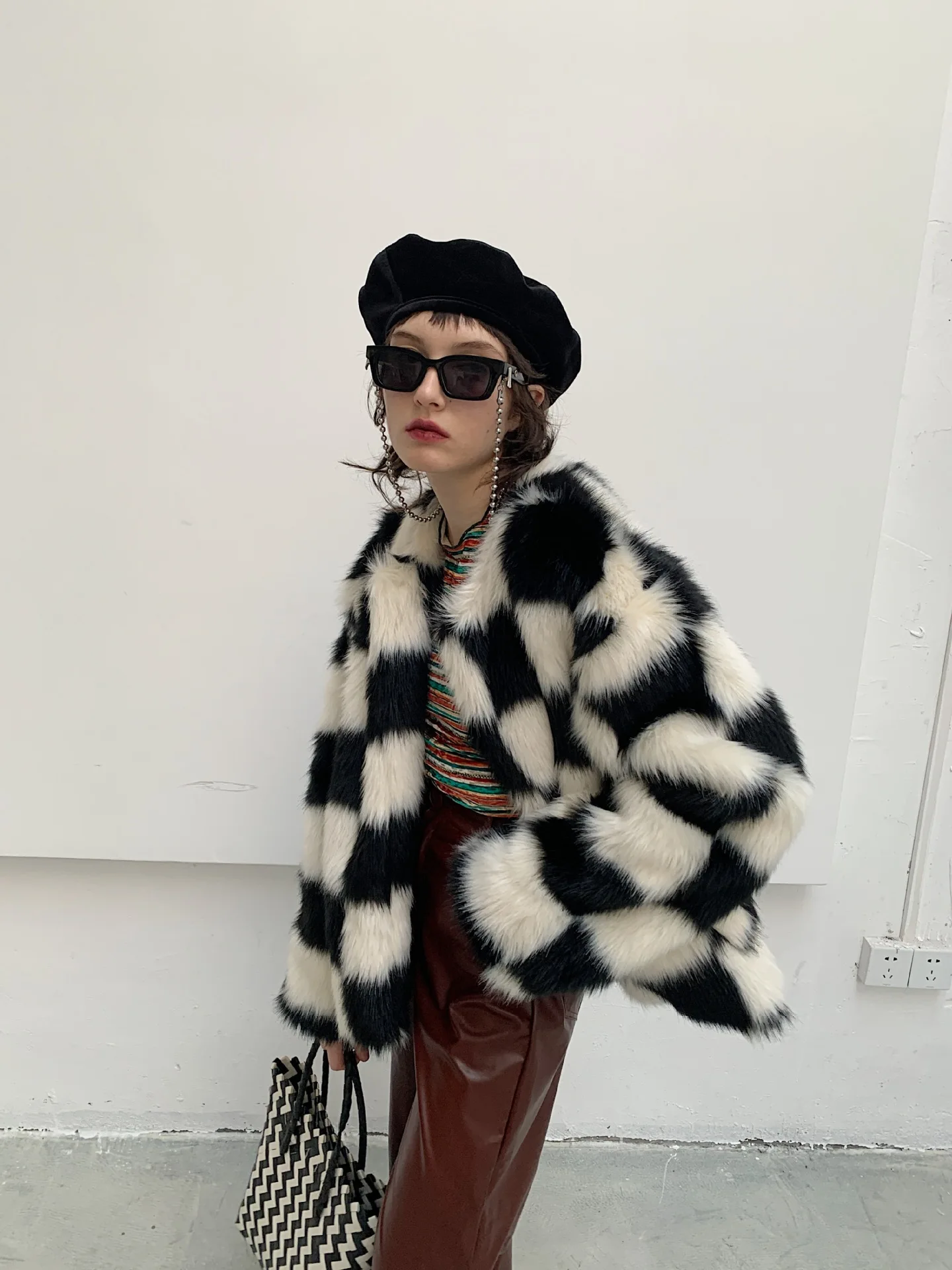 

Women's checkerboard design of new fund of autumn winters is brief paragraph more fashionable coat han edition fluffy coat