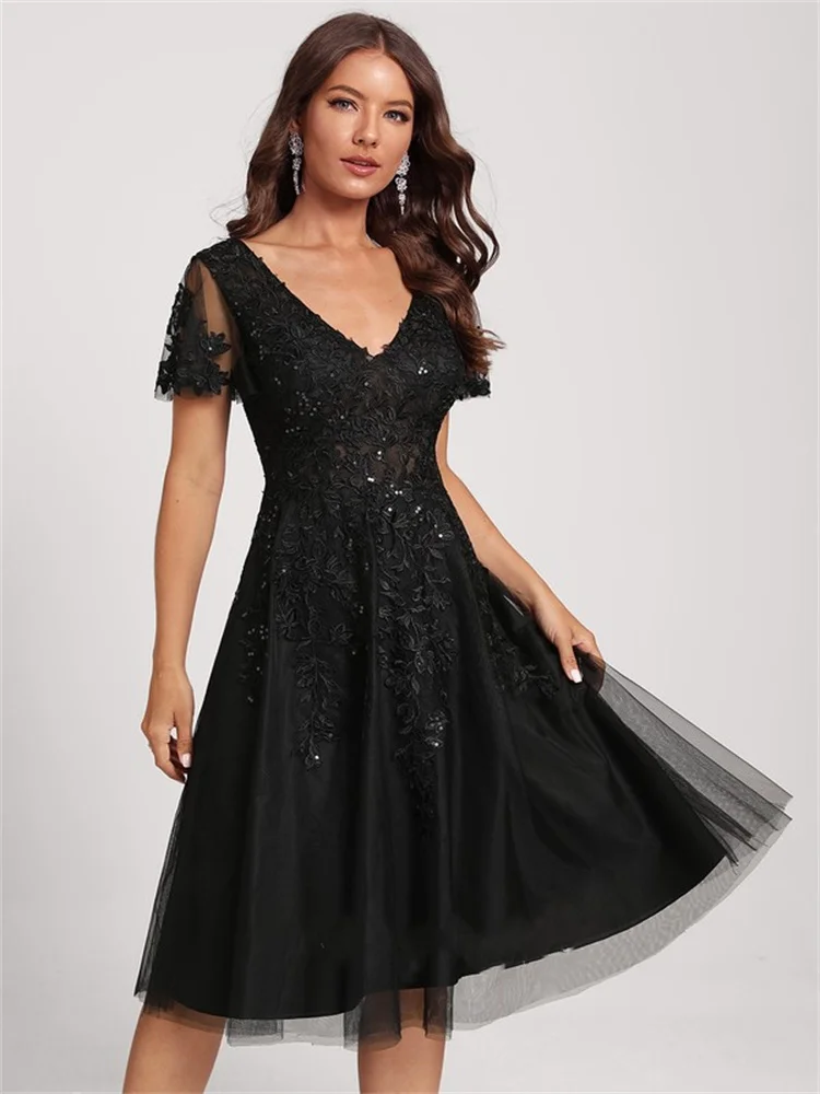 A-Line V-neck Knee-Length Tulle Lace Cocktail Dress With Sequins Short Sleeve Backless with Beading Appliques Formal Dress