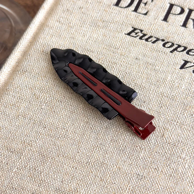 Elegante metallische braune Pony-Haarspange für Frauen, seitlich geschwungener Pony-Clip, gewellte glatte Haarspange, Flyaway Hair Tamer-Haar-Accessoire – Detail 14