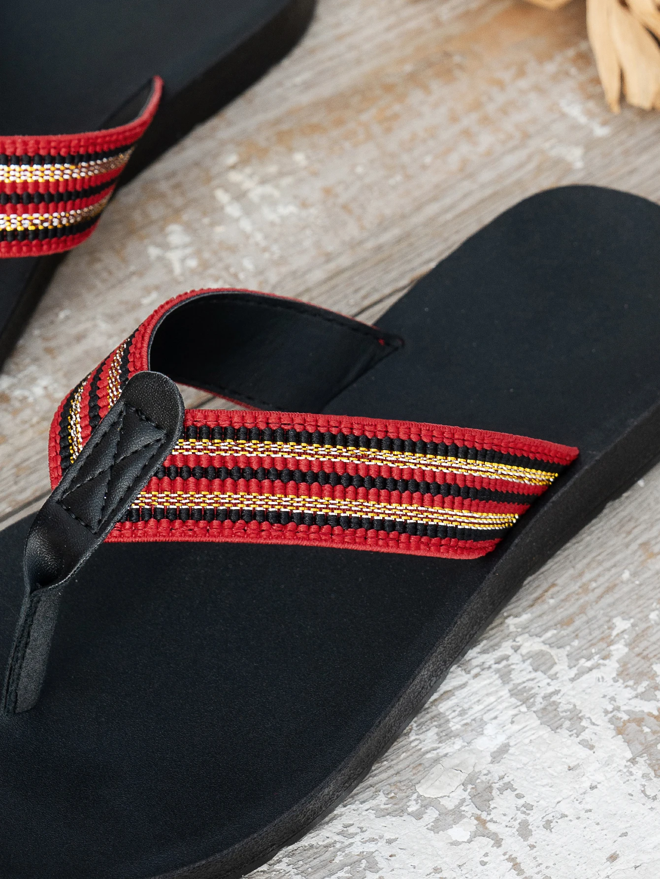 Modische rutschfeste Damen-Tanga-Hausschuhe, flache Sandalen, bequeme Zehenhaltung, verschleißfeste PU-Strandschuhe – Detail 6