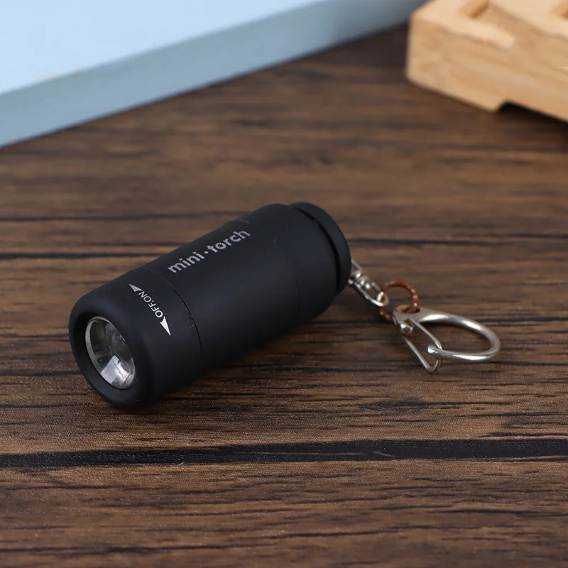 Mini torcia tascabile portachiavi, mini torcia LED ricaricabile USB, mini torcia portachiavi impermeabile per escursioni in campeggio all'aperto (Giallo