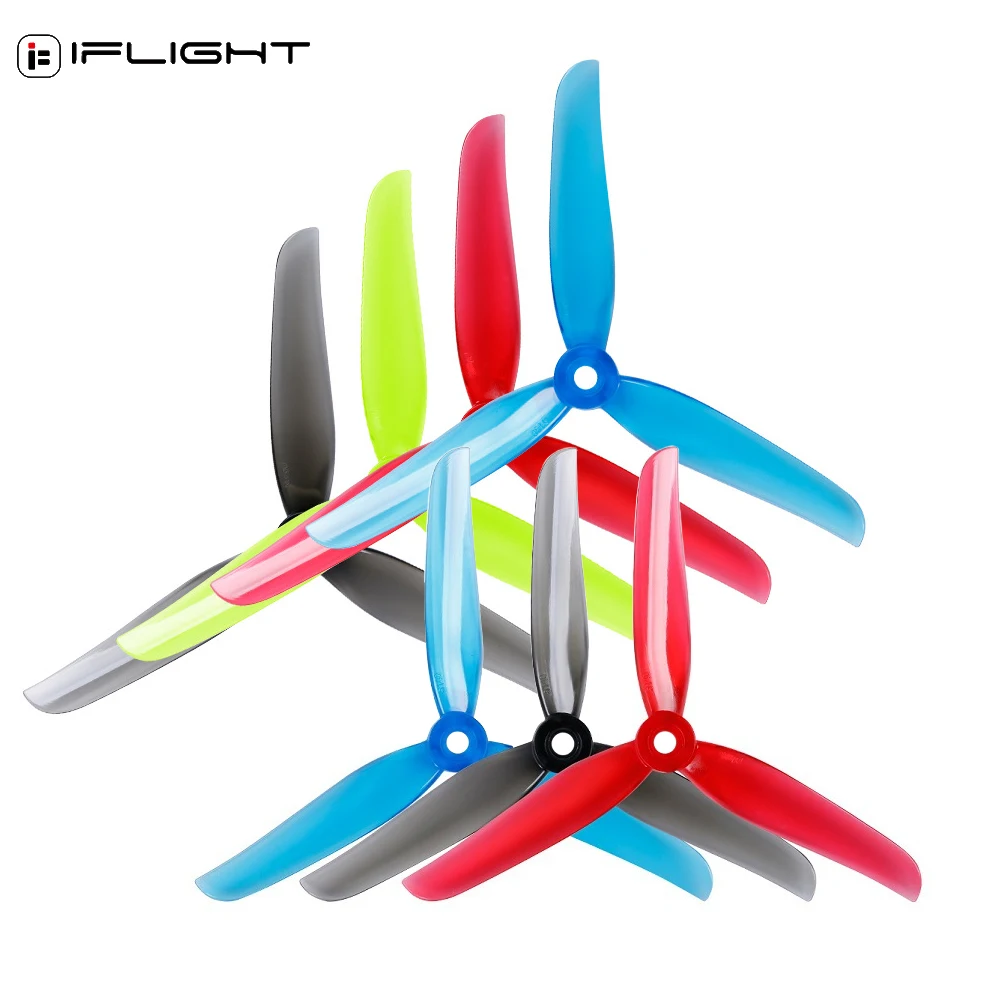 Hélice Nazgul F5 5 pouces 3 pales polycarbonate - iFlight inclinée, reflets lumineux sur le matériau polycarbonate.