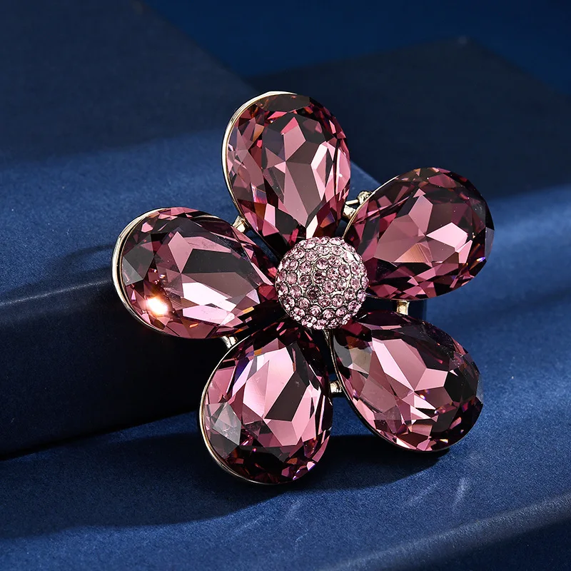 

Luxury Elegant Red Austrian Crystal Five-petal Flower Brooch Delicate Temperament Female Corsage Suit Cheongsam Accessories Pin