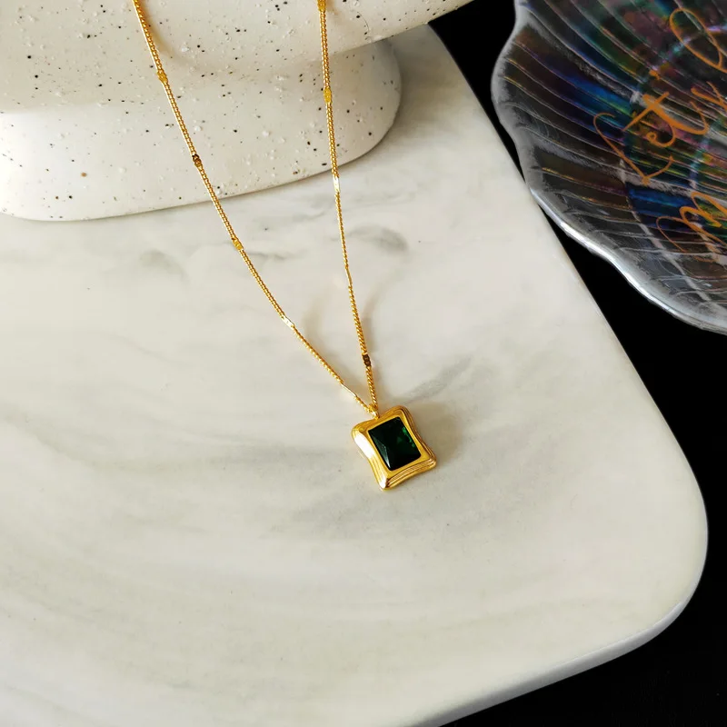 

Fashion Temperament And Elegant Emerald Lady Necklace 2022 New Necklace Autumn And Winter Fashion Sweater Chain Female Jewelry