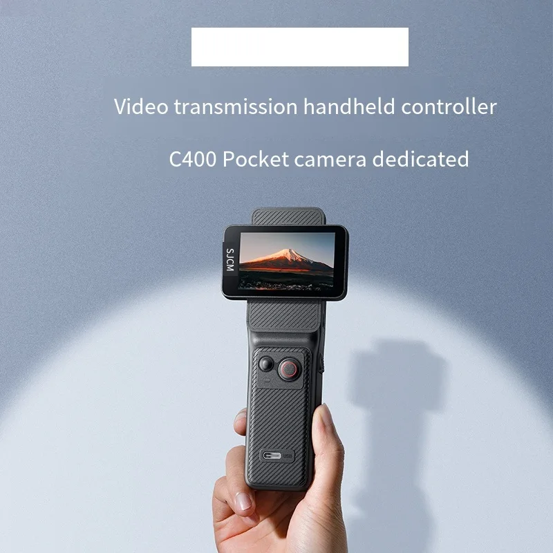 Poignée batterie télécommande SJCAM C400 tenue en main, montrant sa prise ergonomique.