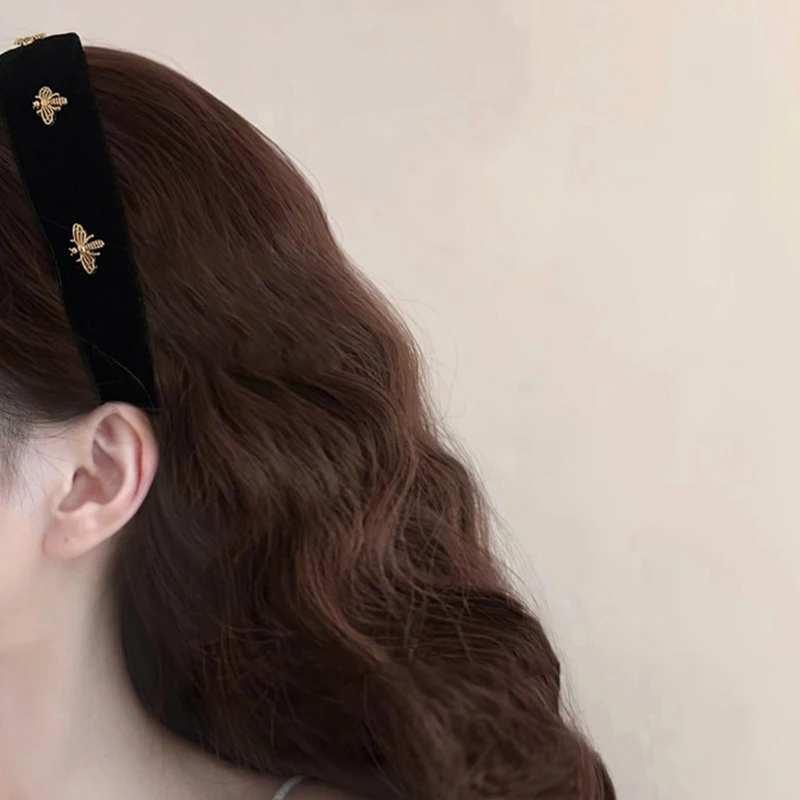 Schwarzes Samt-Haarband mit niedlichem, kleinem Bienen-Design, perfekt zum Erstellen eines hochvolumigen Look in der Winter- und Herbstsaison. – Detail 3