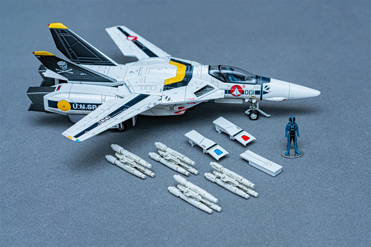 Original Calibre Wings 1/72 Battlestar MACROSS VF-1S Toynami