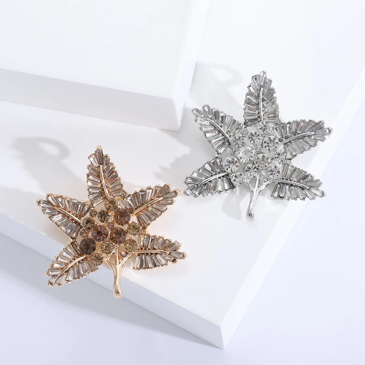 

Vintage leaf brooch lady's unisex classic beauty rhinestone leaf party office pin gift
