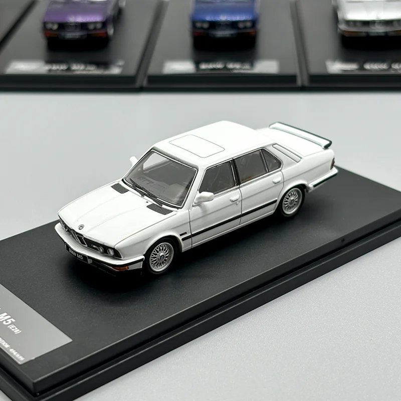 オートアート 1/43 BMW M535i ホワイト 🇺🇦 1:43 NEO BMW M535i M5