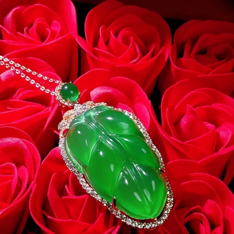 

Factory Wholesale Rose Gold Inlaid Emperor Green Chalcedony Leaf Pendant Green Agate Jade Necklace Jewerly