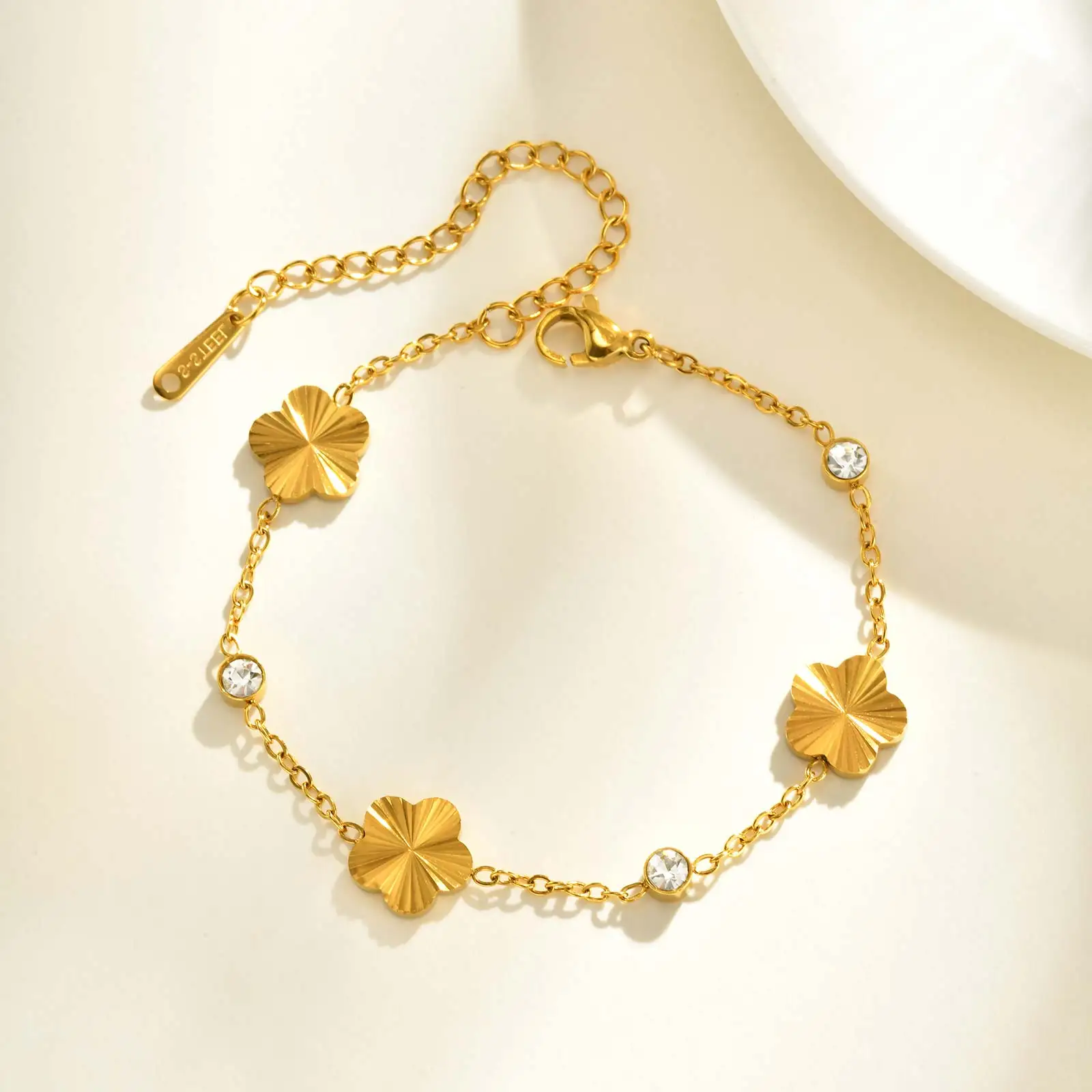Exquisites vergoldetes fünfblättriges Blütenblatt-Blumenarmband für Frauen, verstellbares Edelstahl-Ketten-Zirkon-Armband, Luxusschmuck