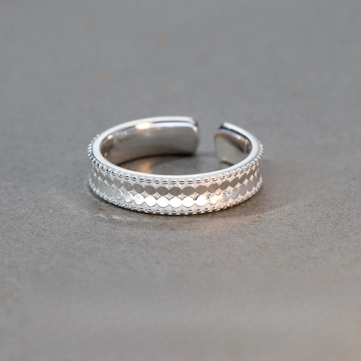 Luxuriöse Schmuckscheibe aus 925er Sterlingsilber ​ Stapelbare Ringe für Frauen, Paare, Hochzeit, Verlobung, elegante Accessoires – Detail 1