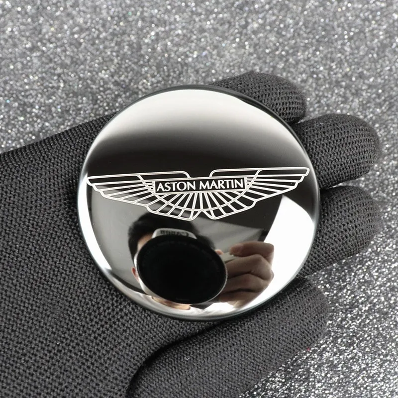Aston Martin 3D Metalen Embleem - Close-up van de hoogwaardige afwerking en details