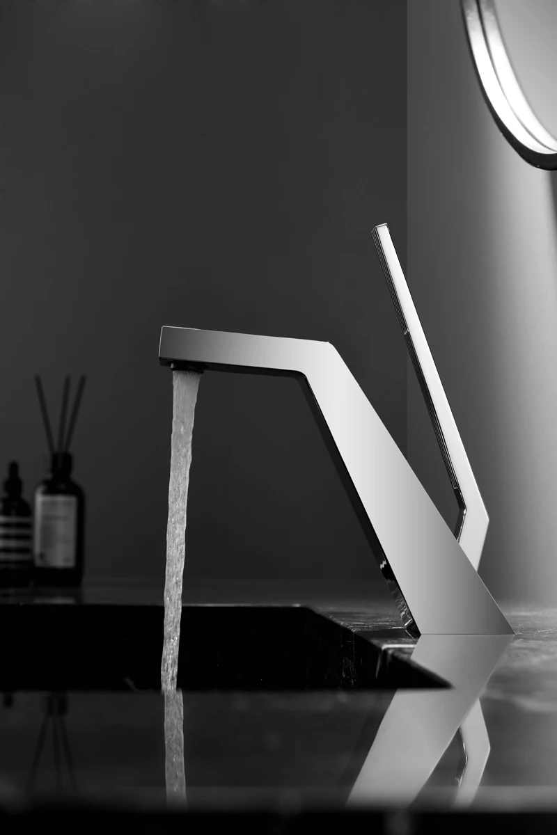 ใหม่มาถึงห้องน้ําเดี่ยวก๊อกน้ําอ่างล้างจาน Crane ทองเหลือง Matte สีดําก๊อกน้ําอ่างล้างจานร้อนและเย็น TAP 1