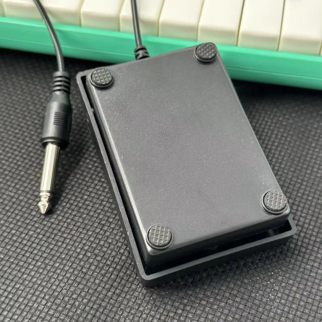Compact Sustain Pedal for Keyboards Digital Pianos Synthesizers Drum Machines Universal Damper 1/4''6.35mm Plug Non-Slip