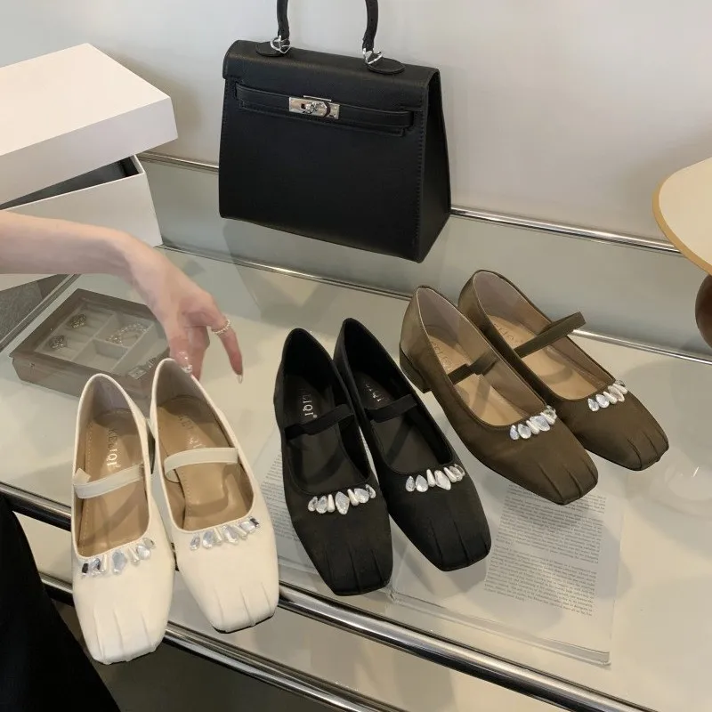 

Туфли женские на низком каблуке, с кристаллами