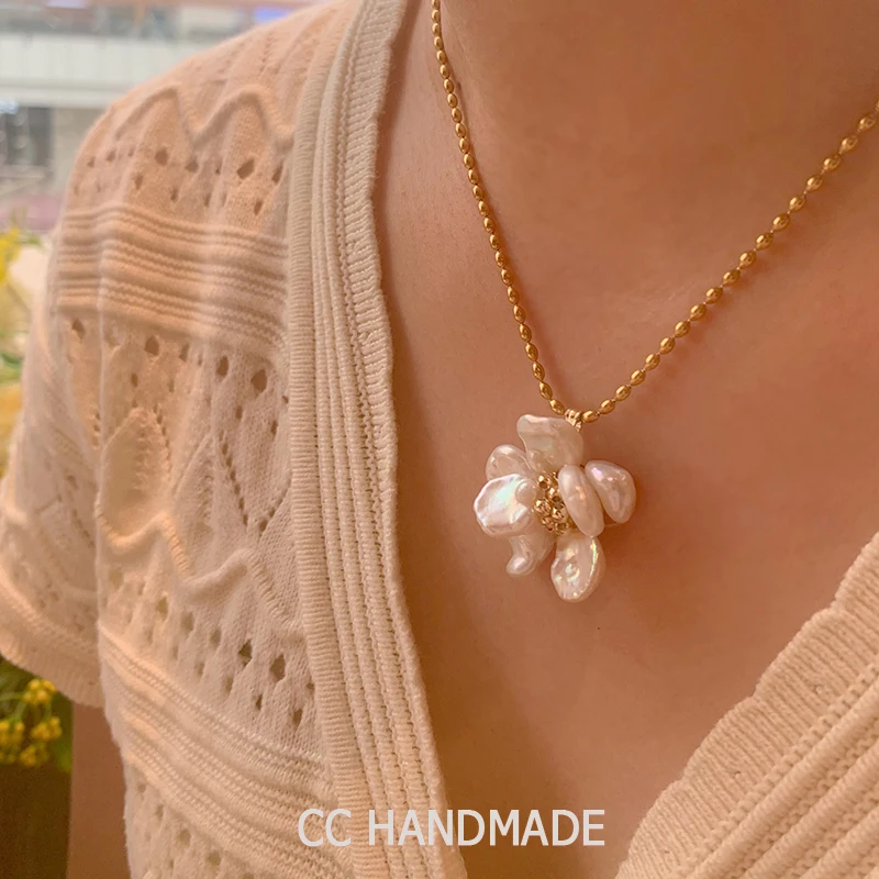 Handmade Natural Pearl Big Petal Necklace Clavicle Chain French Retro Women's Color-Retaining Titanium Steel Gold Plated