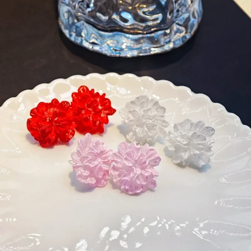 Elegant White Flower Stud Earrings - Unique Design Jewelry