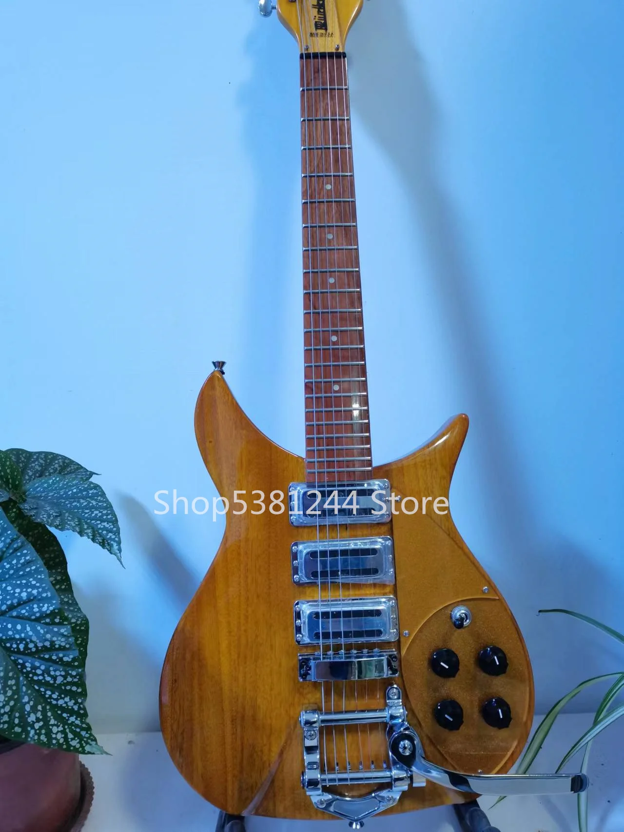 

Free shipping, 6-string electric guitar, log color, vibrato system, silver accessories