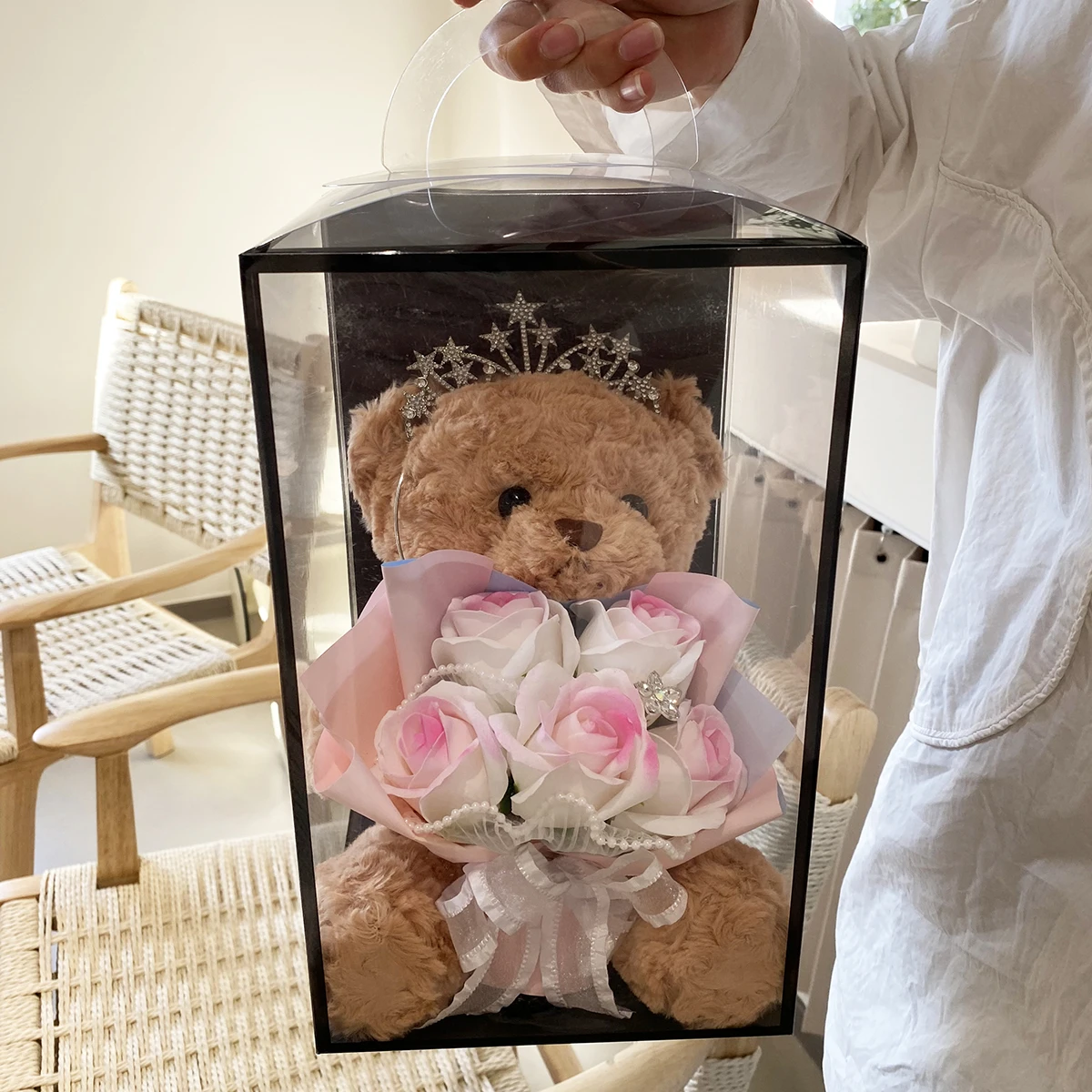 Ramo de flores artificiales, corona de oso de peluche, caja de